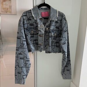 Cropped Light Wash Graphic Denim Jacket - Light Blue